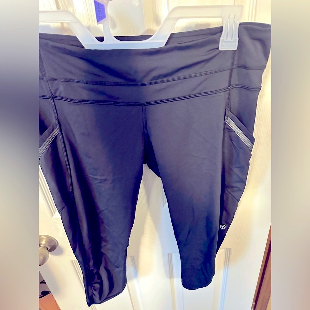 Luluemon Black capris yoga leggings with pockets workout wear sz 12